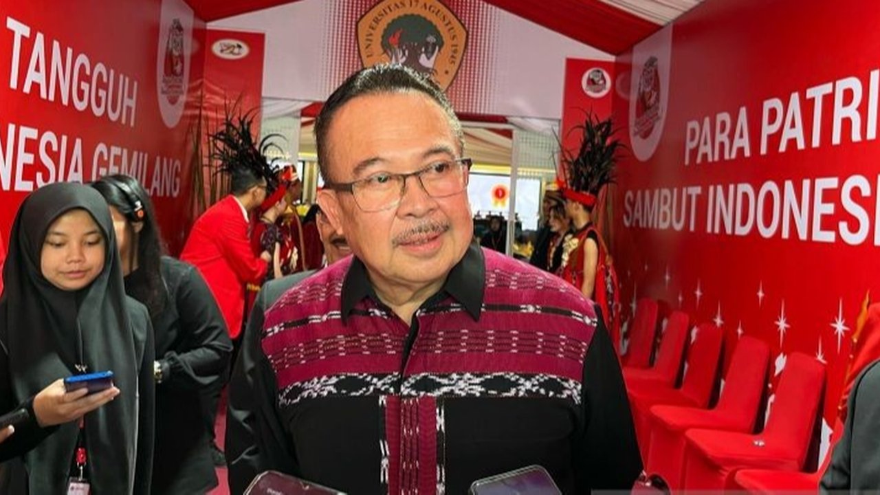 Prof. Rhenald Kasali menekankan pentingnya mentalitas tangguh bagi lulusan Untag Surabaya dalam menghadapi tantangan dunia kerja yang kompetitif di era disrupsi.