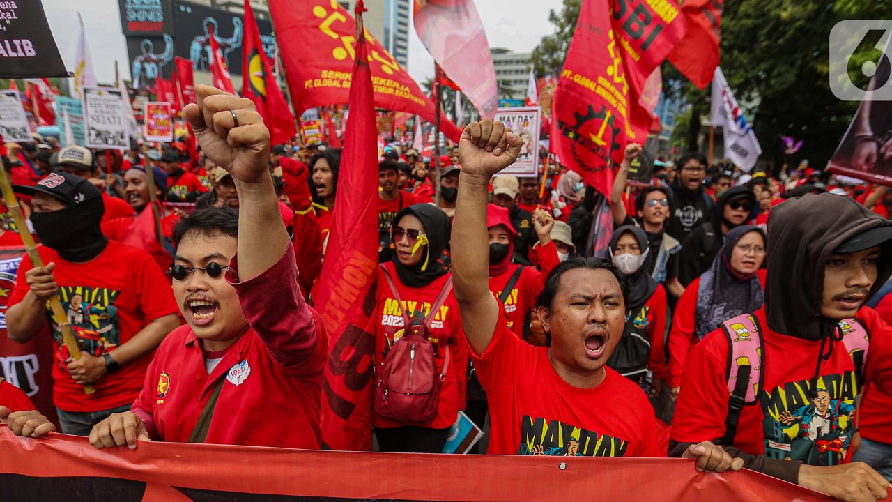 Ratusan buruh di Cilacap menggelar aksi damai memperingati hari buruh internasional atau May Day. (Foto: Liputan6.com/Muhamad Ridlo)