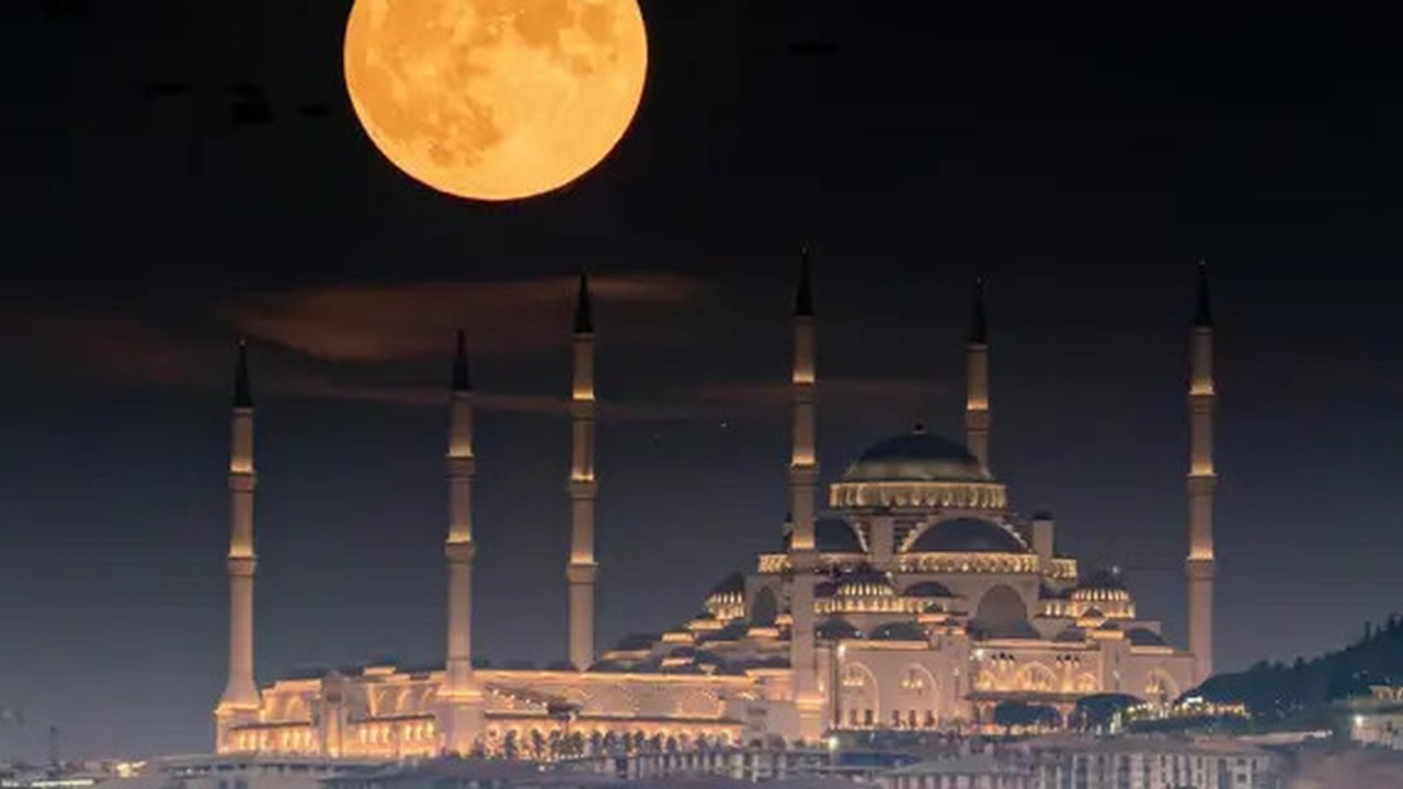 Ilustrasi bulan purnama, masjid, Islami. (Photo by Yasir Grbz from Pexels)