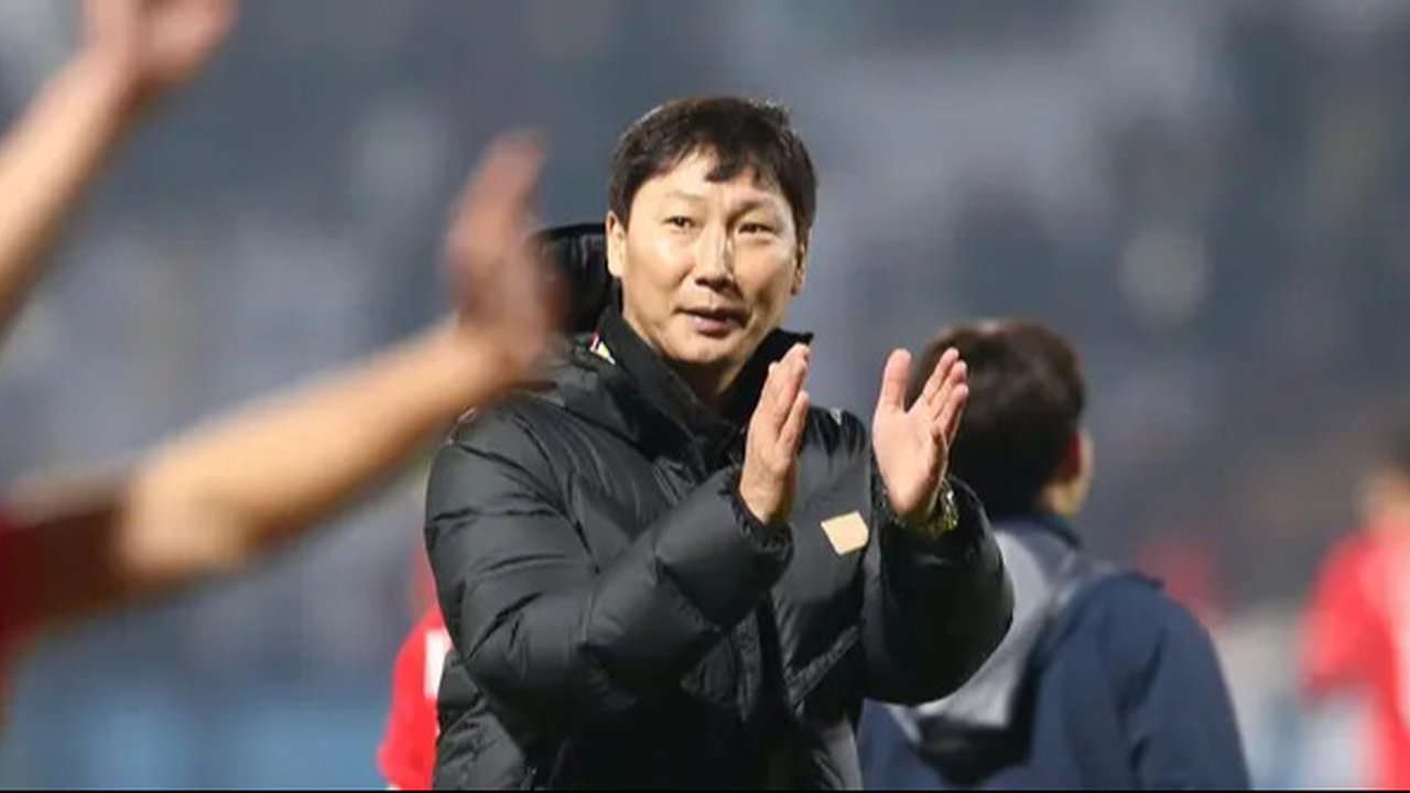 Pelatih Timnas Vietnam, Kim Sang-sik merayakan kemenangan 1-0 atas Timnas Indonesia di Grup B Piala AFF 2024. Kemenangan itu diraih di Phu Tho Provincial Stadium, Viet Tri, Minggu (15/12/2024