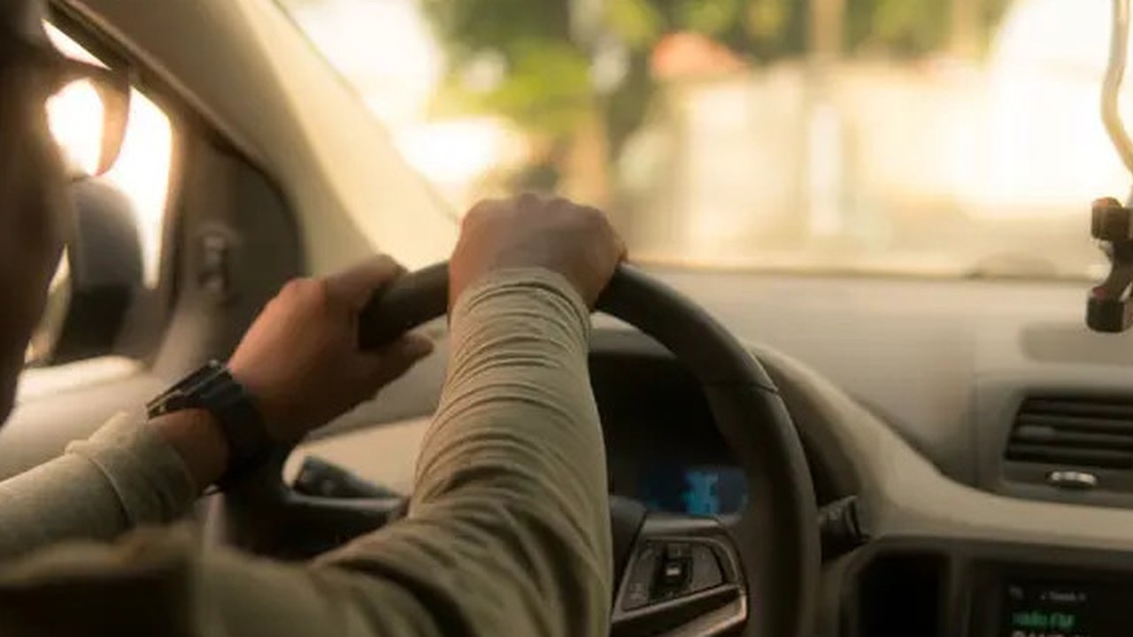 Ilustrasi Menyetir, Mengemudi Mobil. Photo by Art Markiv on Unsplash