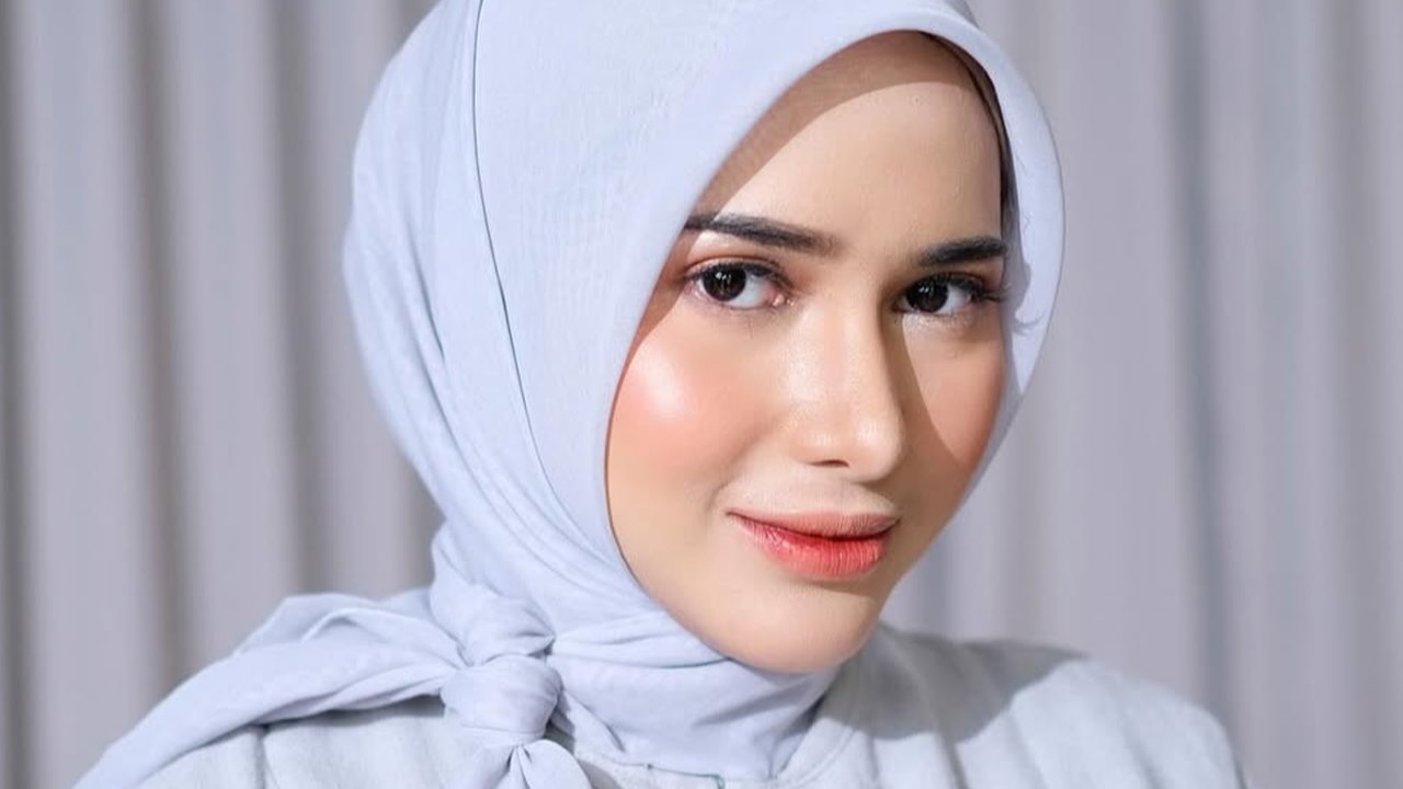 7 Potret Dilan Janiyar Kenakan Hijab, Auranya Berubah Timur Tengah Banget