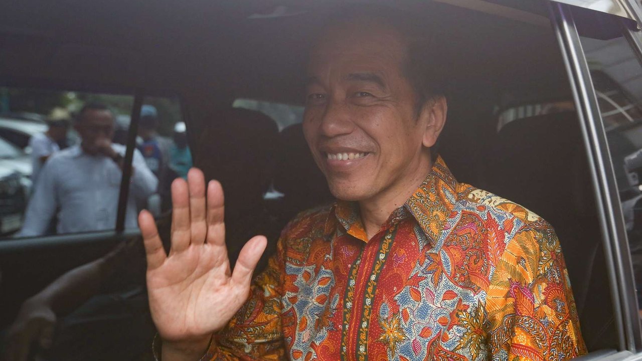 Presiden ke-7 RI Joko Widodo atau Jokowi seusai membuat pelaoran terkait tuduhan ijazah palsu di Polda Metro Jaya, Jakarta, Rabu (30/4/2025).