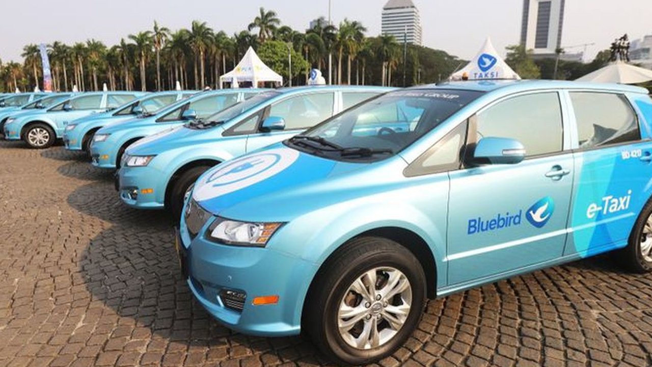 Aplikasi MyBluebird, mempermudah pelanggan untuk mendapatkan kembali barang yang tertinggal menggunakan informasi pengemudi, waktu pemesanan, rute, dan nomor taksi. Bagi yang memesan secara langsung (street-hailing), barang tetap dapat dilacak selama rute dan waktu perjalanan diingat. (Dok. Blue Bird)