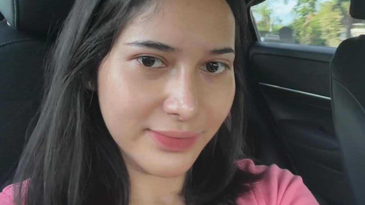 Dikenal sebagai Tiktoker yang Selalu Tampil Cantik dengan Outfit dan Makeup Simple, Intip Potret Dilan Janiyar saat Selfie