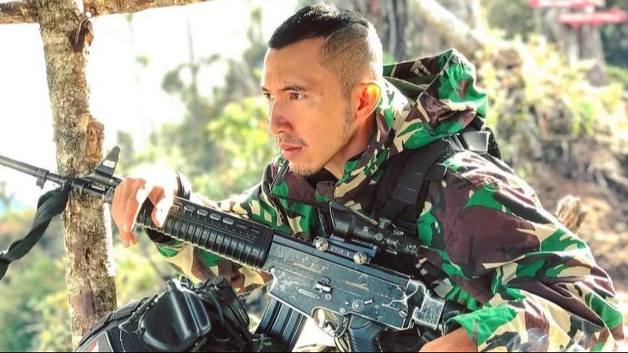 Potret Terbaru Fardhana Mantan Pacar Ayu Ting Ting yang Muncul Lagi Usai Gagal Menikah, Makin Gagah saat Pose Bawa Senjata