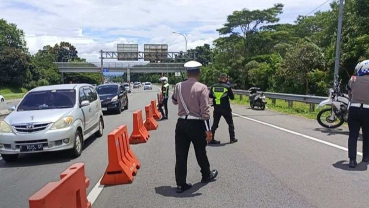 Contraflow di Tol Jagorawi arah Puncak dihentikan polisi setelah diterapkan selama beberapa jam akibat kepadatan lalu lintas libur Lebaran 2025; Jasa Marga mengimbau pengguna jalan untuk mengantisipasi rute dan saldo e-toll.
