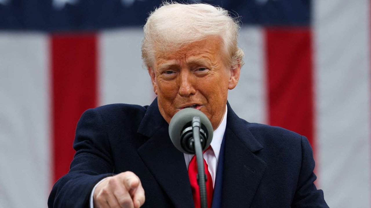 Presiden Amerika Serikat (AS) Donald Trump memperlihatkan daftar negara yang menjadi target dalam pengenaan tarif timbal balik yang baru ditetapkan di Rose Garden, Gedung Putih, Washington DC, AS, pada 2 April 2025.