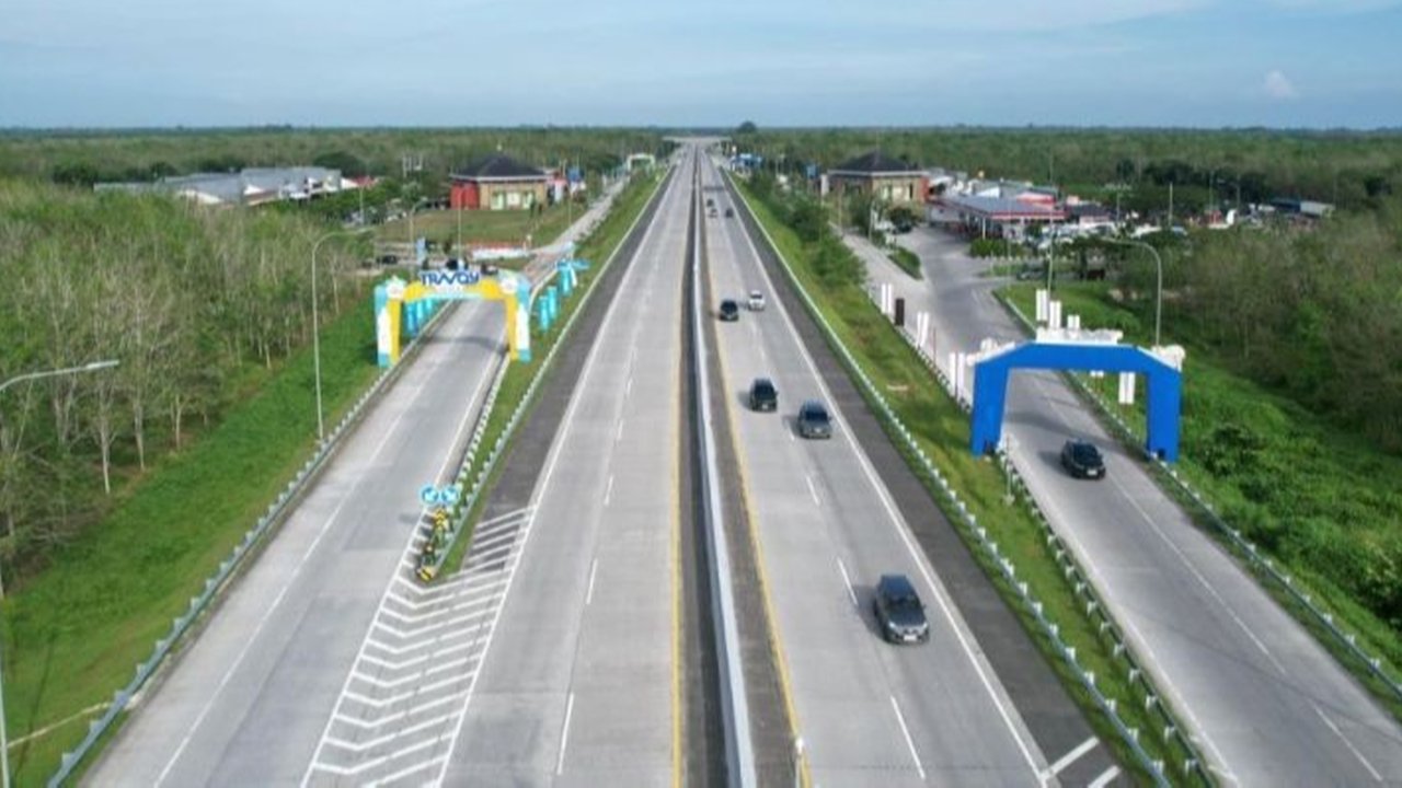 H+2 Lebaran, tiga ruas Tol Regional Nusantara di Sumatera Utara, Kalimantan Timur, dan Bali mengalami peningkatan signifikan volume lalu lintas hingga hampir 100 persen.
