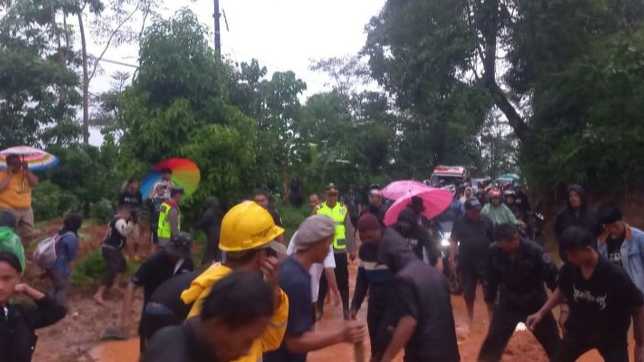 Sempat Tertutup Longsor, Jalur Menuju Selatan Cianjur Sudah Bisa Dilalui
