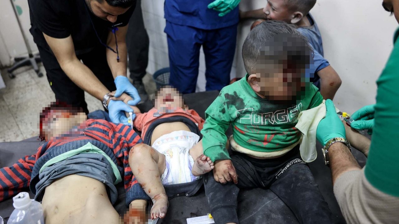 Sejumlah warga Palestina mengevakuasi korban tewas dari reruntuhan sebuah sekolah yang hancur akibat serangan Israel di lingkungan al-Tuffah, Jalur Gaza, Palestina, pada Jumat (4/4/2025).