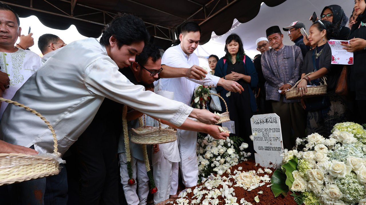 Suasana Pemakaman Aktor Senior Ray Sahetapy Diiringi Isak Tangis Keluarga