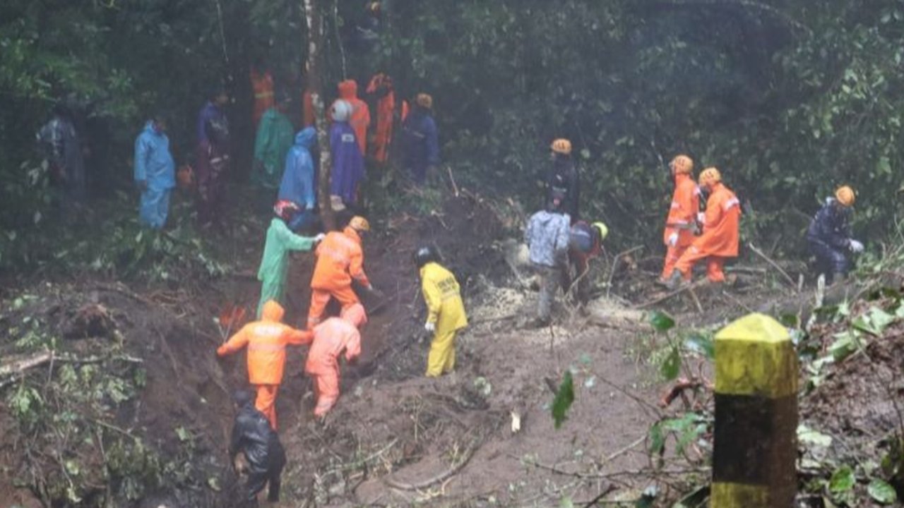 Longsor di jalur Cangar-Pacet, Mojokerto, Jawa Timur, menewaskan 10 orang; tujuh dari minibus dan tiga dari pikap, identitas korban telah terungkap.