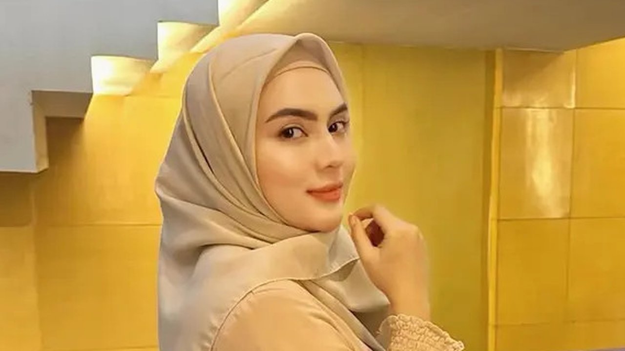 Potret Artis Berhijab Keturunan Pakistan (Sumber: IG Rina Diana dan Margin Wieheerm)