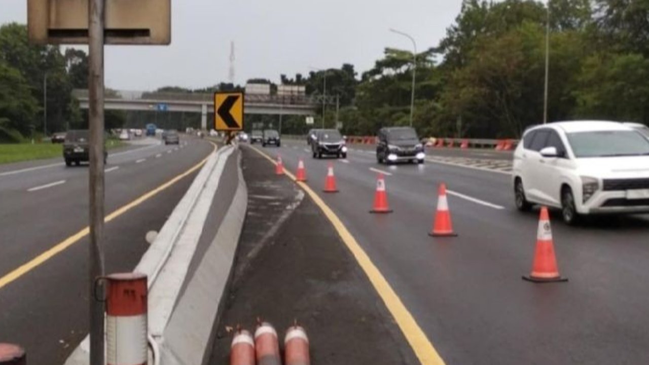 Sistem contraflow diberlakukan di Tol Jagorawi arah Puncak untuk mengatasi kepadatan lalu lintas selama libur Lebaran 2025, imbauan bagi pengendara untuk memastikan saldo e-toll dan mematuhi peraturan lalu lintas.