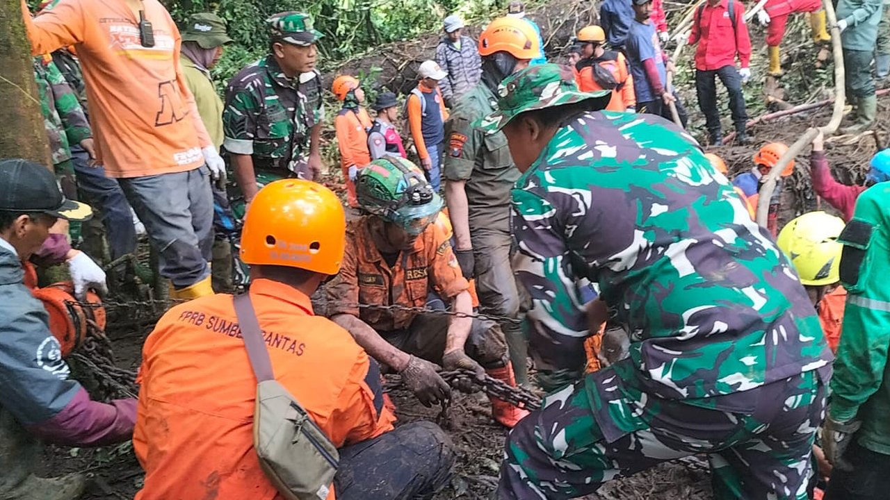 TNI Bantu Tim SAR Evakuasi Longsor Mojokerto, Turunkan Satu Pleton