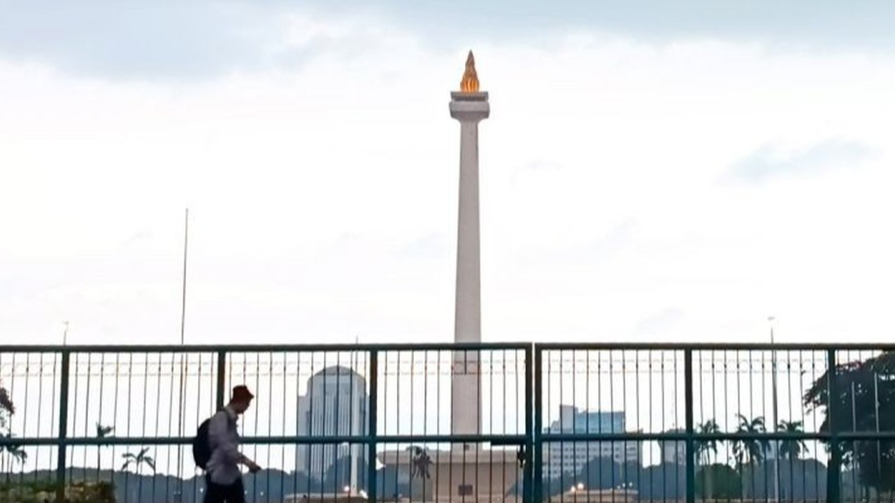 Mobil pengunjung melintasi pintu parkir IRTI Monas, Jakarta, Rabu (15/2/2023). Mobil yang telah lolos uji emisi akan dikenakan tarif parkir sebesar Rp 4.000 per jam, sedangkan yang belum lolo