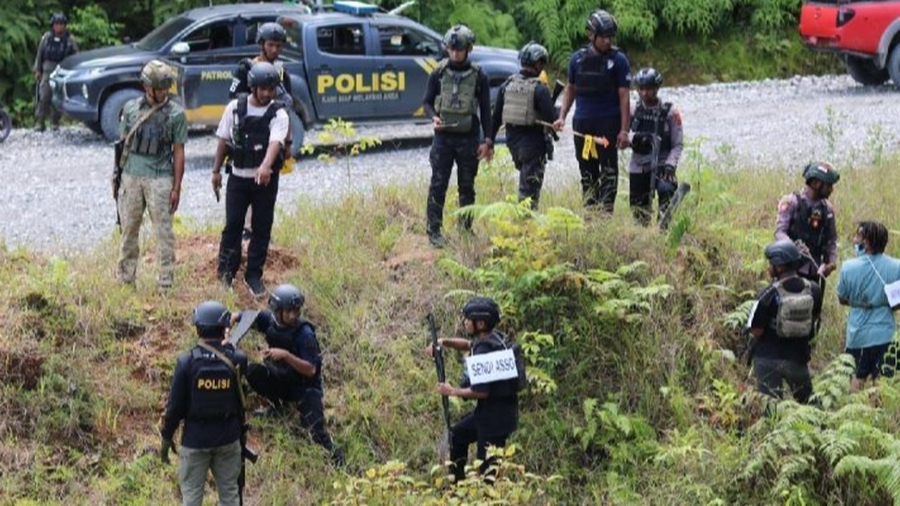 Kelompok Kriminal Bersenjata (KKB) di Puncak, Papua, membakar empat bangunan, termasuk dua sekolah dasar, diduga dipicu perselisihan internal akibat perselingkuhan; aparat kepolisian meminta masyarakat waspada dan aktif melaporkan aktivitas mencurigakan.