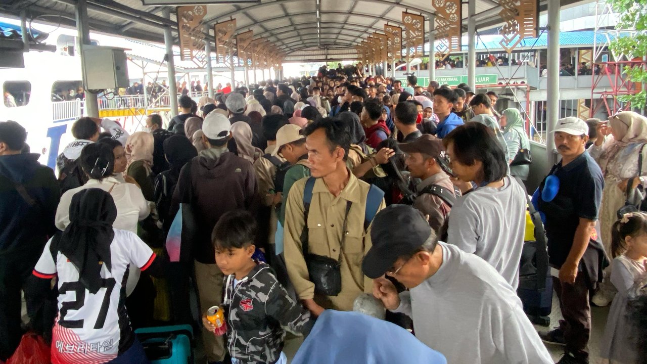 penumpang menumpuk di bakauheni