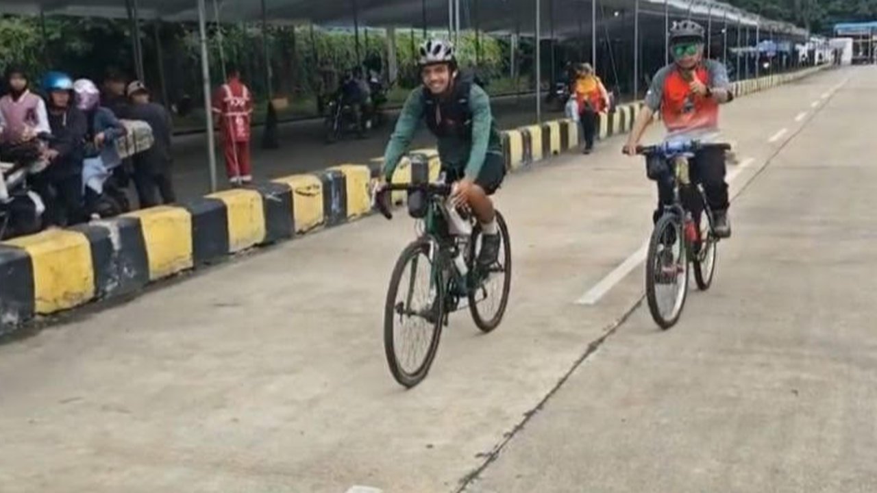 Pemudik Ini Rela Gowes Ratusan Kilometer Diterpa Panas & Hujan Demi Sungkem Orangtua di Kampung Halaman