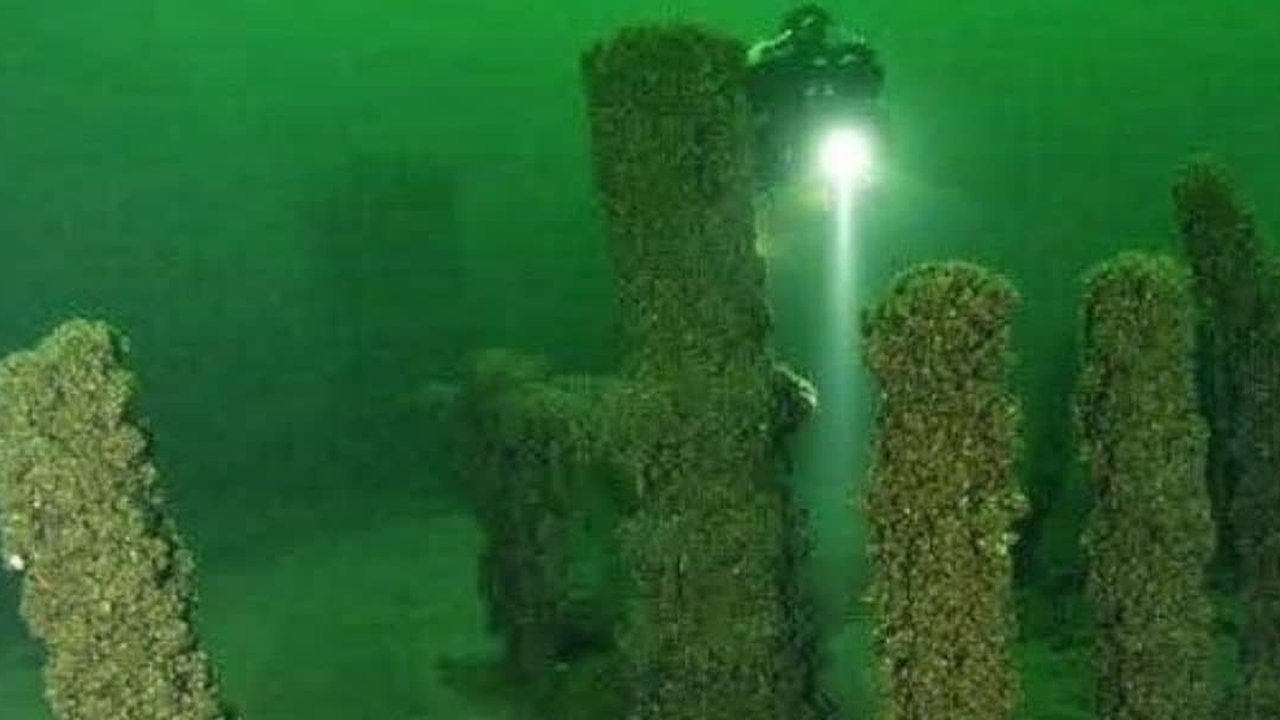 monumen batu di bawah danau michigan