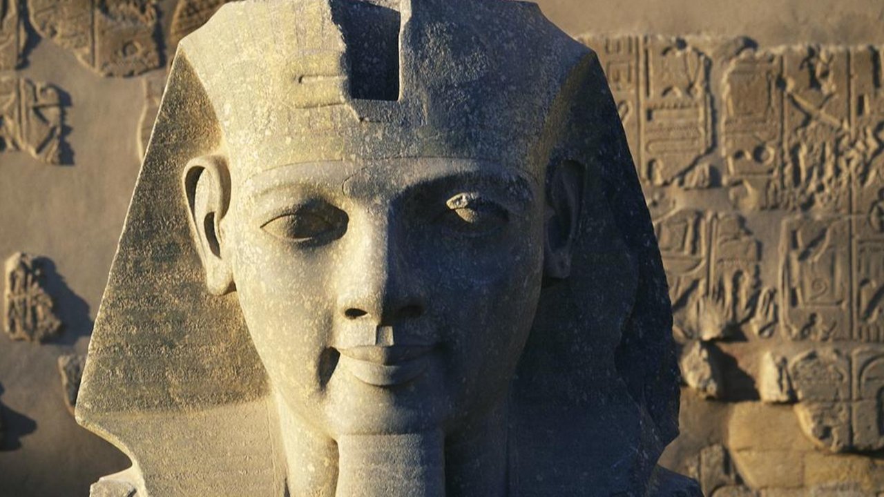 patung firaun ramses ii