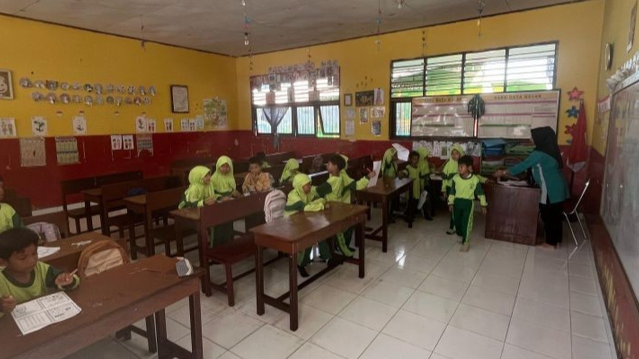 Pemerintah Kabupaten Mimika, Papua Tengah, mengurangi jam pelajaran sekolah selama Ramadhan untuk memfasilitasi kegiatan keagamaan siswa.