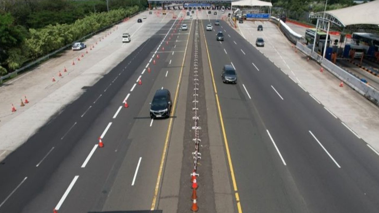 PT Jasamarga Transjawa Tol menambah operasional gardu di GT Cikampek Utama untuk mengurai kepadatan arus balik Lebaran 2025 dan mendukung rekayasa lalu lintas oneway dan contraflow.
