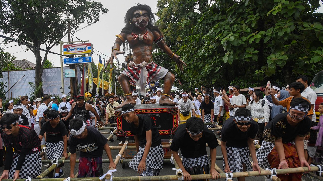 Usai melakukan ritual dan upacara Tawur Agung Kesanga, umat Hindu melaksanakan pawai ogoh ogoh. (merdeka.com/Arie Basuki)
