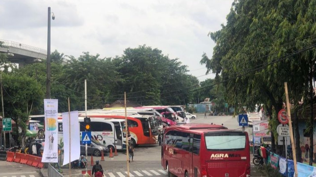 Jumlah pemudik di Terminal Kampung Rambutan meningkat drastis di H-6 Lebaran 2025, mencapai 1.392 penumpang, didominasi tujuan Sumatera, terutama Sumatera Barat, dengan antisipasi keamanan dan pencegahan pungli.