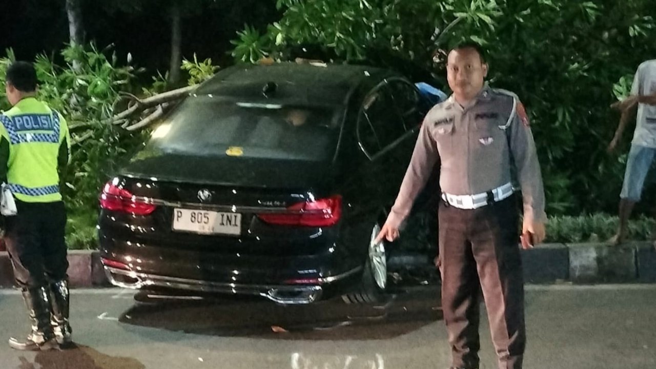 Mobil BMW Terjun Bebas dari Ujung Tol Belum Tersambung di Gresik