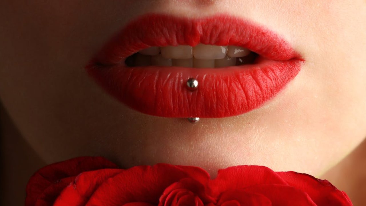 Ilustrasi Red Lipstick