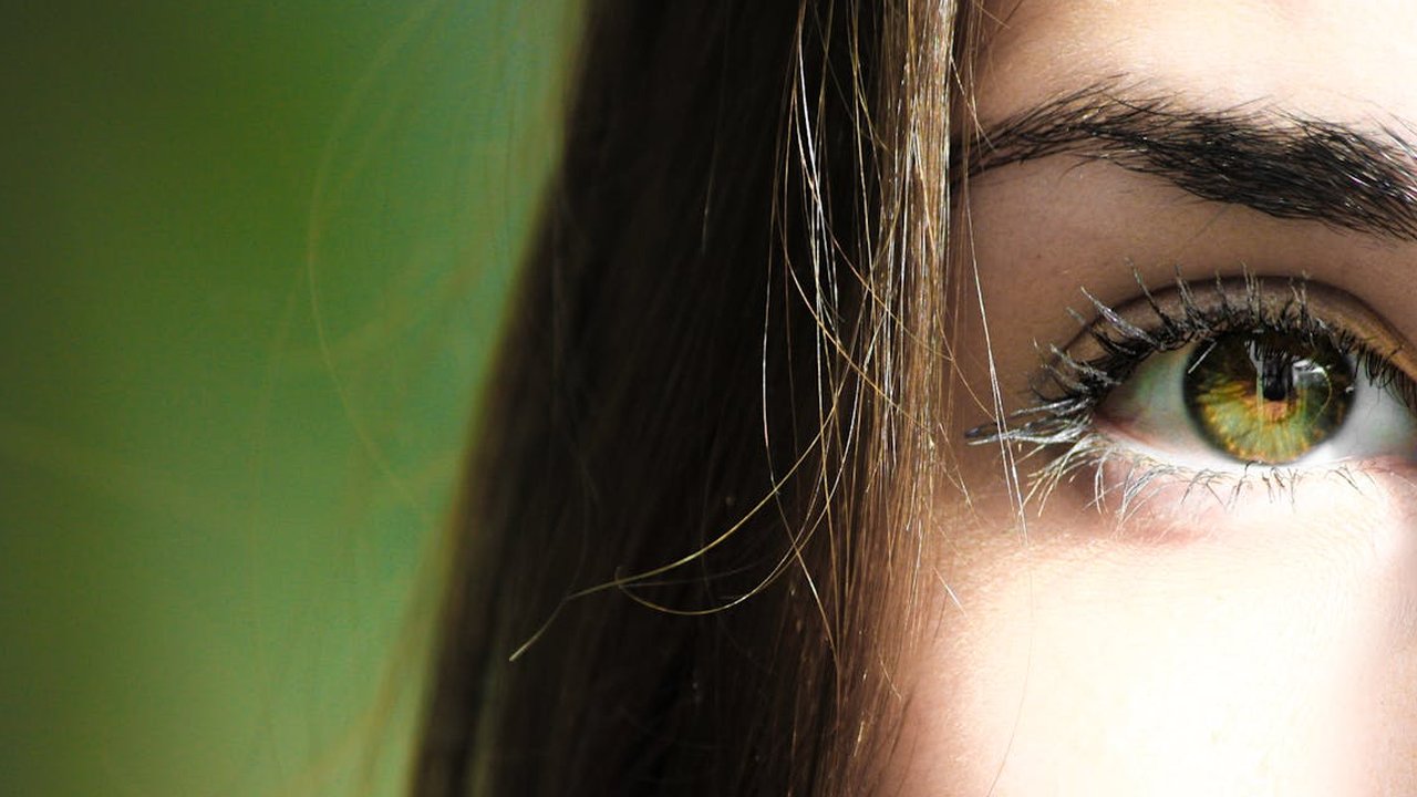 Ilustrasi Alis Tebal