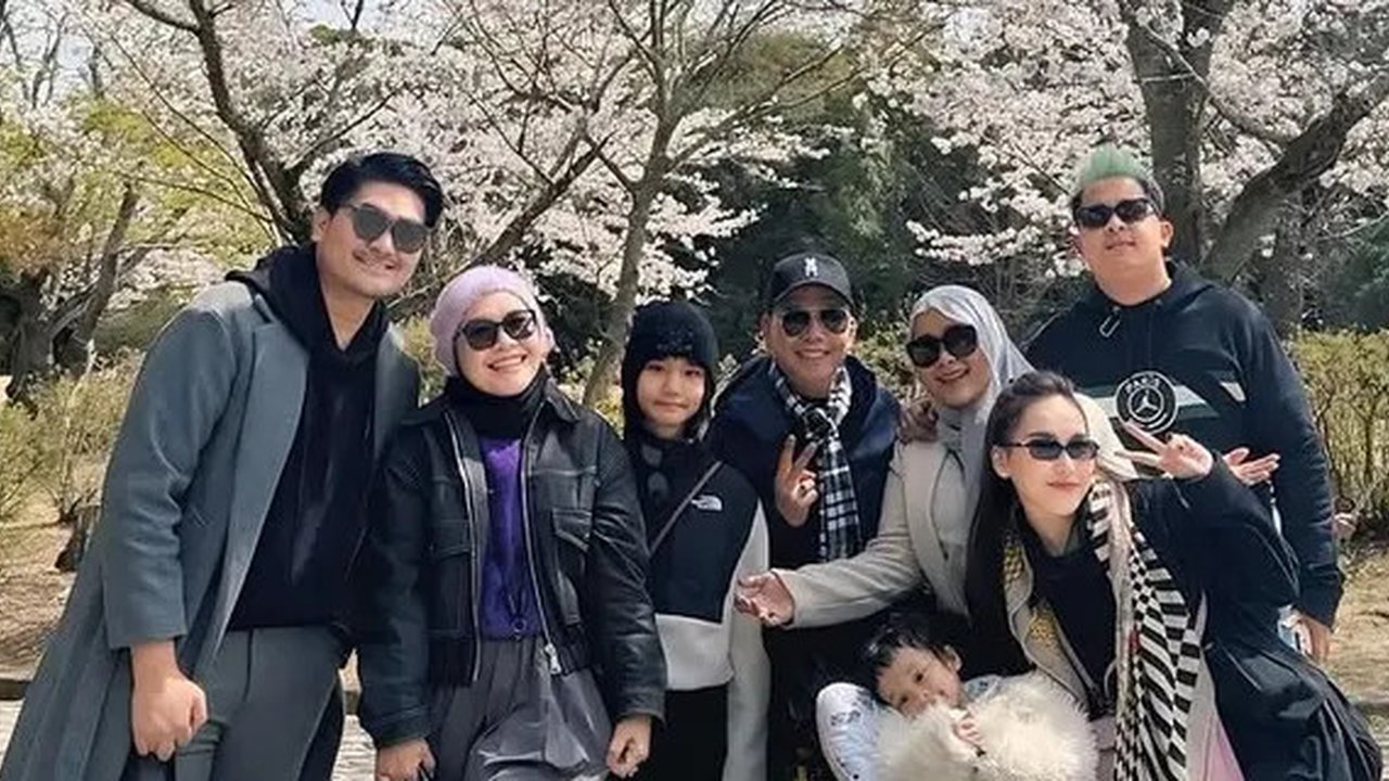 Ayu Ting Ting Berburu Sakura di Jepang (Sumber: IG/@ayutingting92)