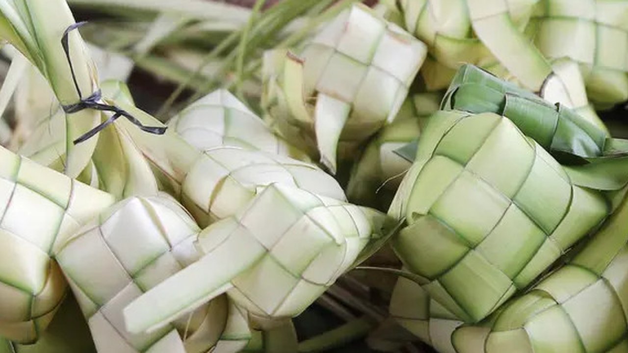 Penampakan kulit ketupat yang siap untuk dijual di Pasar Kemiri Muka, Depok, Jawa Barat, Selasa (12/6). Pedagang membanderol satu ikat kulit ketupat isi 10 dengan harga Rp 10 ribu. (Liputan6.