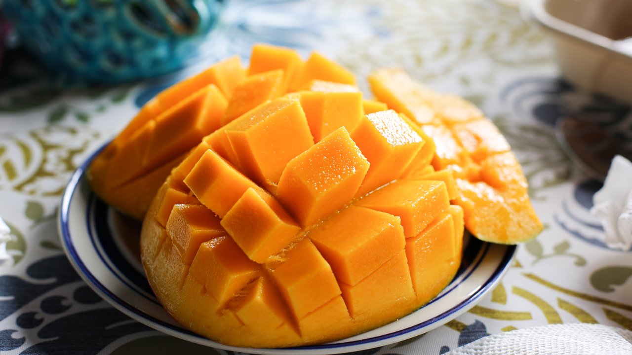 Terakhir kamu bisa buat salad dengan menggunakan buah mangga dan alpukat, berikut caranya. (Foto: Unsplash.com/esirae Hayes-Vitor)