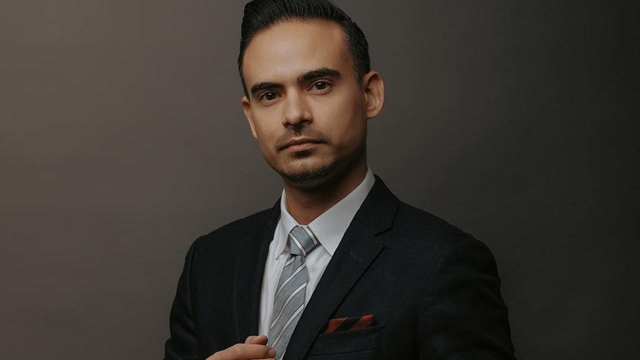 Pria kelahiran London, 18 September 1979 ini mengawali karir sebagai model iklan di Malaysia dan namanya makin melejit setelah membintangi film Gol & Gincu yang sukses jadi film terlaris di Malaysia. (Liputan6.com/IG/@ashrafsinclair)