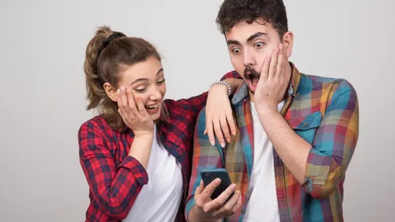Ilustrasi bermain tebak-tebakan bersama pasangan, pacar, tertawa, lucu. (Photo Copyright by Freepik)