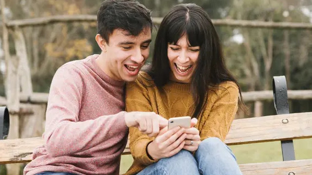 Ilustrasi bermain tebak-tebakan bersama pasangan, pacar, tertawa, lucu. (Photo Copyright by Freepik)