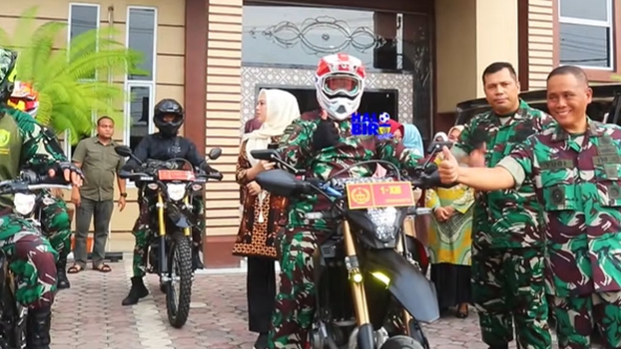 Puluhan Tahun Tidak Ketemu, Letjen Kunto Arief Sambangi Mantan Anak Buahnya Pakai Motor Sampai Berpelukan Haru