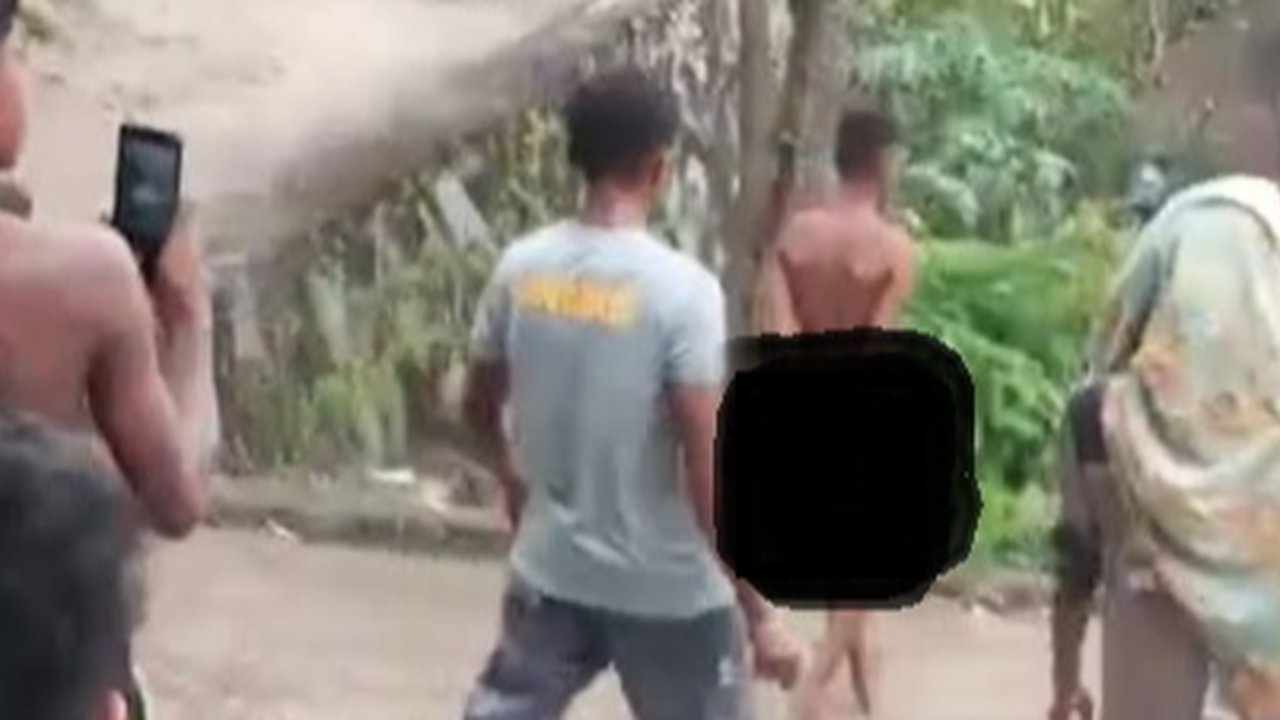 Sebelum Telanjangi & Diarak Keliling Kampung, Remaja NTT yang Mencuri Ditabrak Pakai Motor lalu Dipukuli Kayu