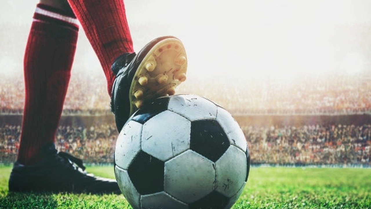 Ilustrasi sepatu bola dan bola sepak, belakangan bola sepak semakin sensitif terhadap manipulasi tendangan karena penerapan teknologi baru.