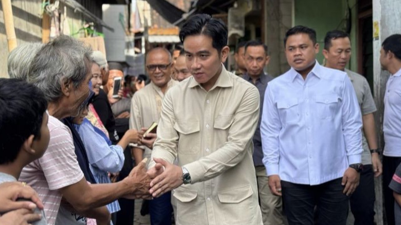Wakil Presiden Gibran Rakabuming Raka manfaatkan libur Lebaran untuk menyerap aspirasi dan keluhan warga di Surakarta, Jawa Tengah, memastikan efektivitas kebijakan pemerintah.
