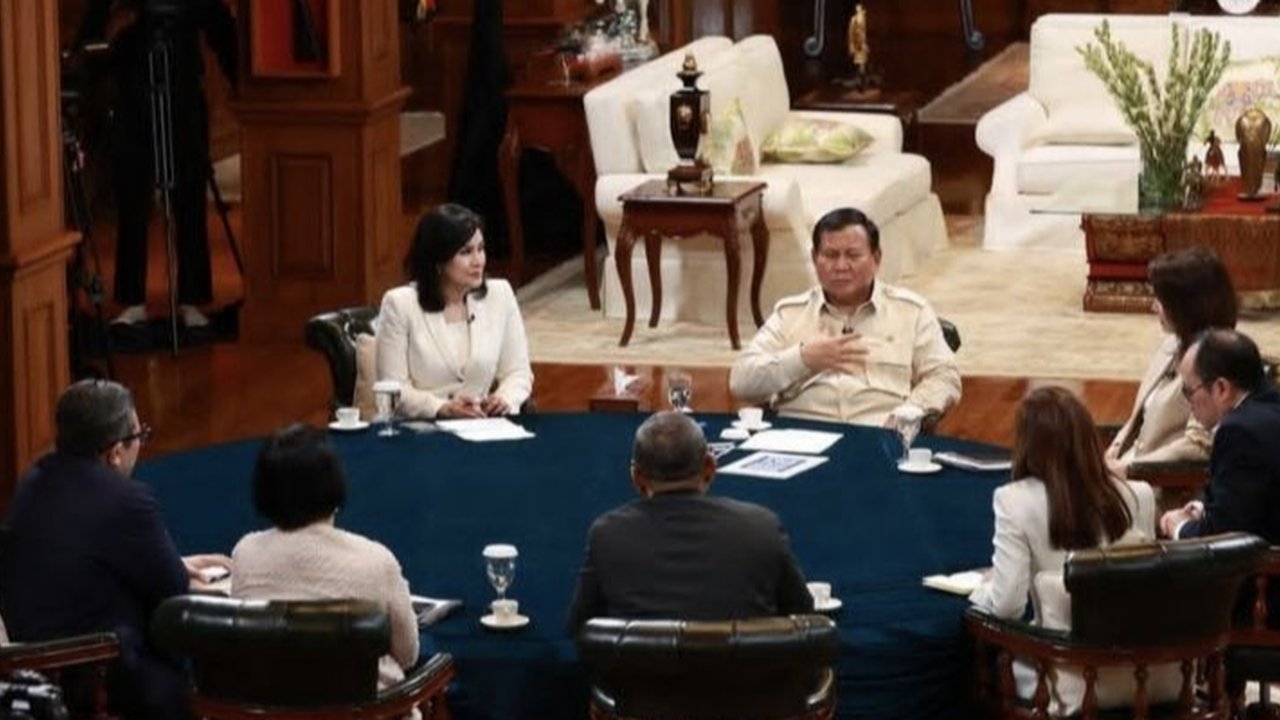 Presiden Prabowo Subianto berdialog dengan tujuh jurnalis nasional, menandai strategi komunikasi pemerintahan yang baru dan transparan dalam menyampaikan isu strategis Indonesia.