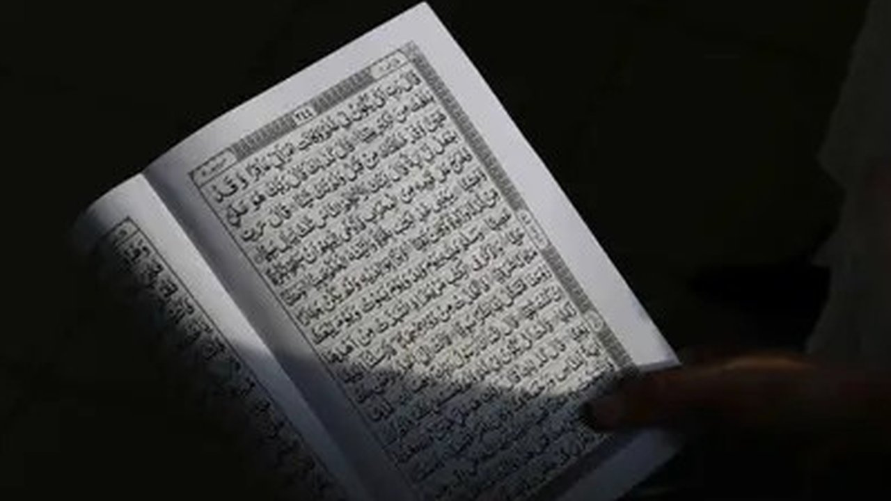 Umat Islam membaca Al-Quran sambil menunggu waktu berbuka puasa di halaman Masjid Raya Jakarta Islamic Center, Jakarta Utara, Senin (18/4/2022). Acara ngabuburit sambil khataman Al-Quran ini