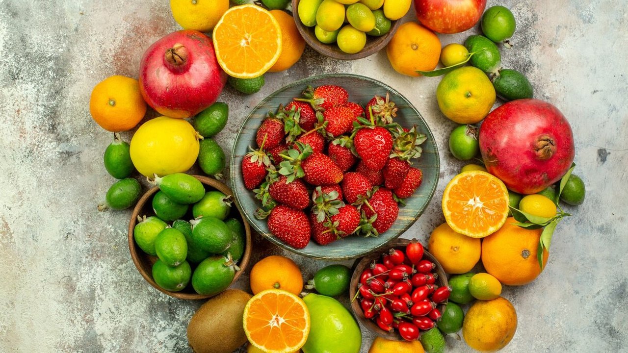 Nikmati beragam manfaat yang baik bagi penderita diabetes dengan mengonsumsi beragam jenis buah-buahan ini yang kaya akan serat, vitamin, dan antioksidan yang dapat menjaga kadar gula darah. (Sumber: Freepik/KamranAydinov).