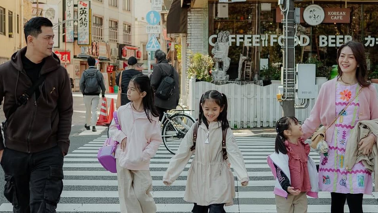 Potret Keluarga Surya Insomnia Liburan ke Jepang Setelah Lebaran, Kunjungi Sanrio Puroland