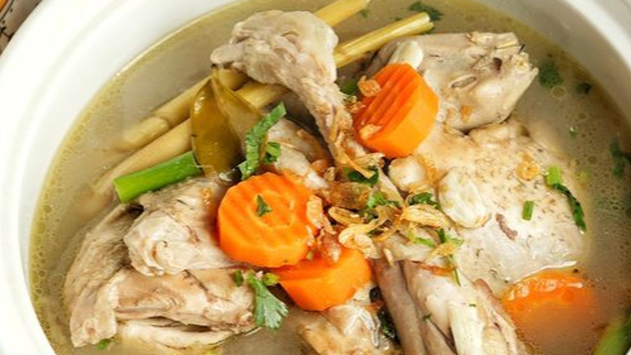 resep sop ayam rumahan enak Ilustrasi dibuat AI