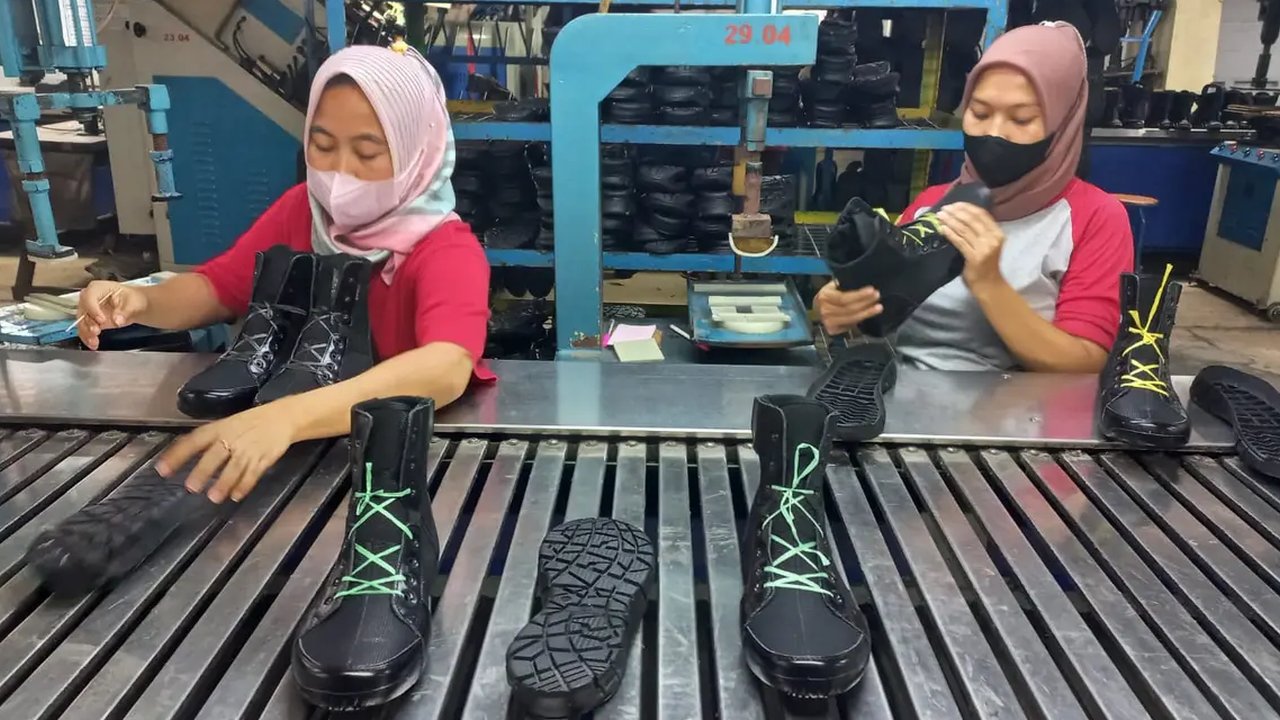 buruh pabrik alas kaki