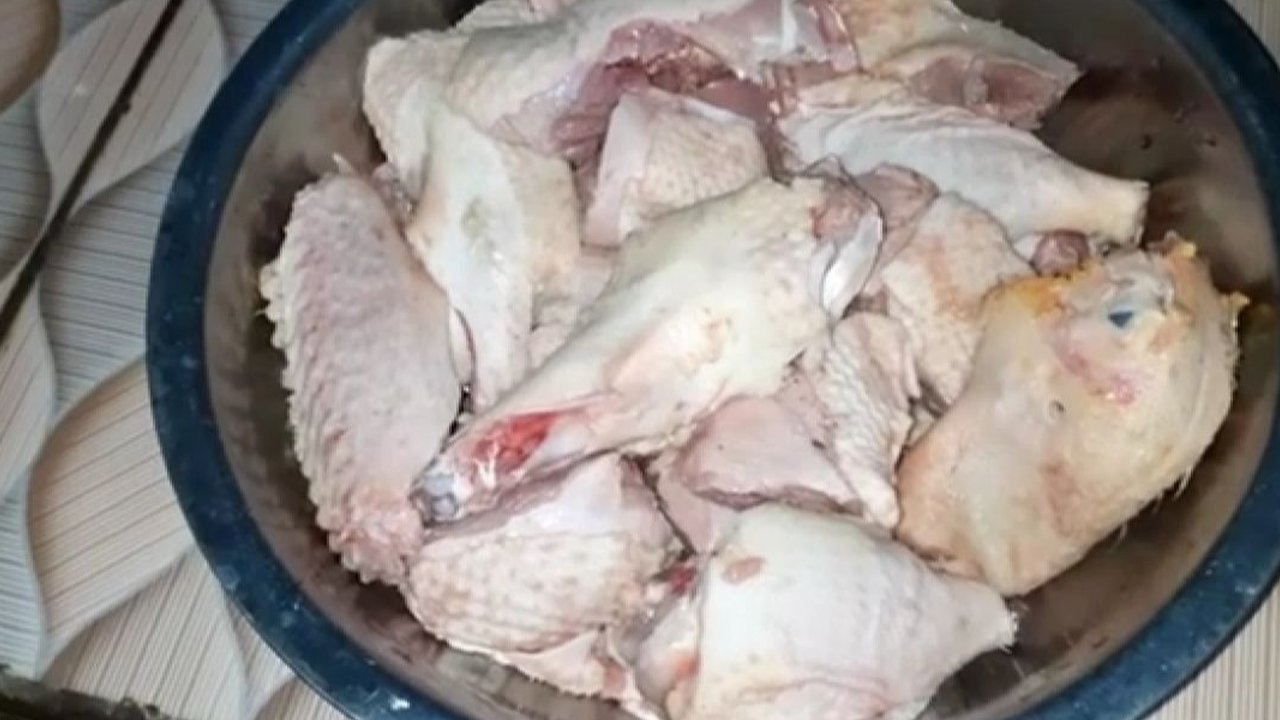 Nasi Bebek Goreng Madura dengan Bumbu Hitam. (Foto: YouTube Devina Hermawan)